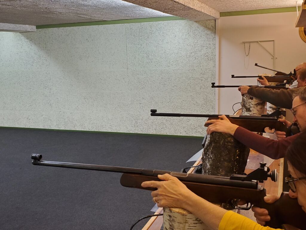 Volle Schützenstube beim Maibaumschießen